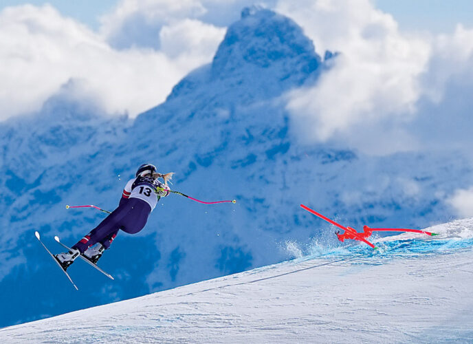 Lindsey Vonn breaks leg in downhill crash at Olympics